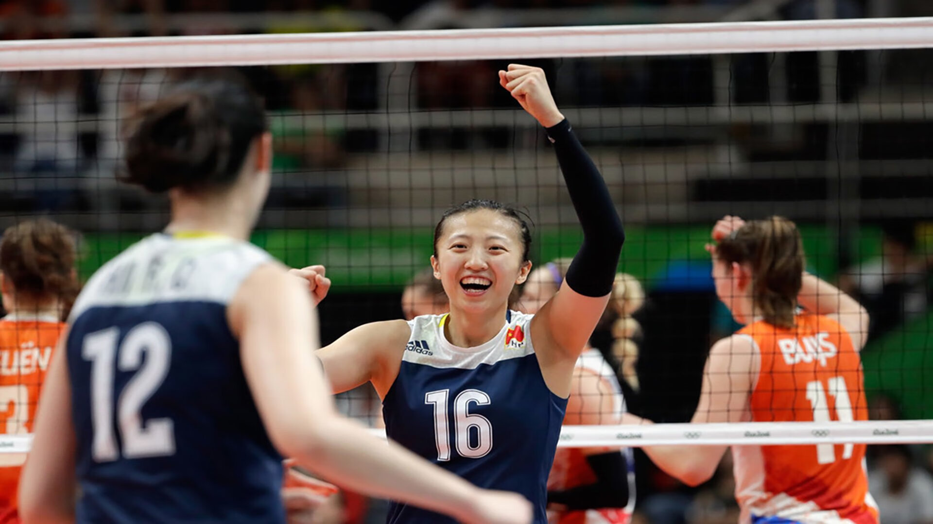 2026世界杯历史重演！加拿大绝杀瑞士，托纳利一球封神，北美红枫燃爆全场